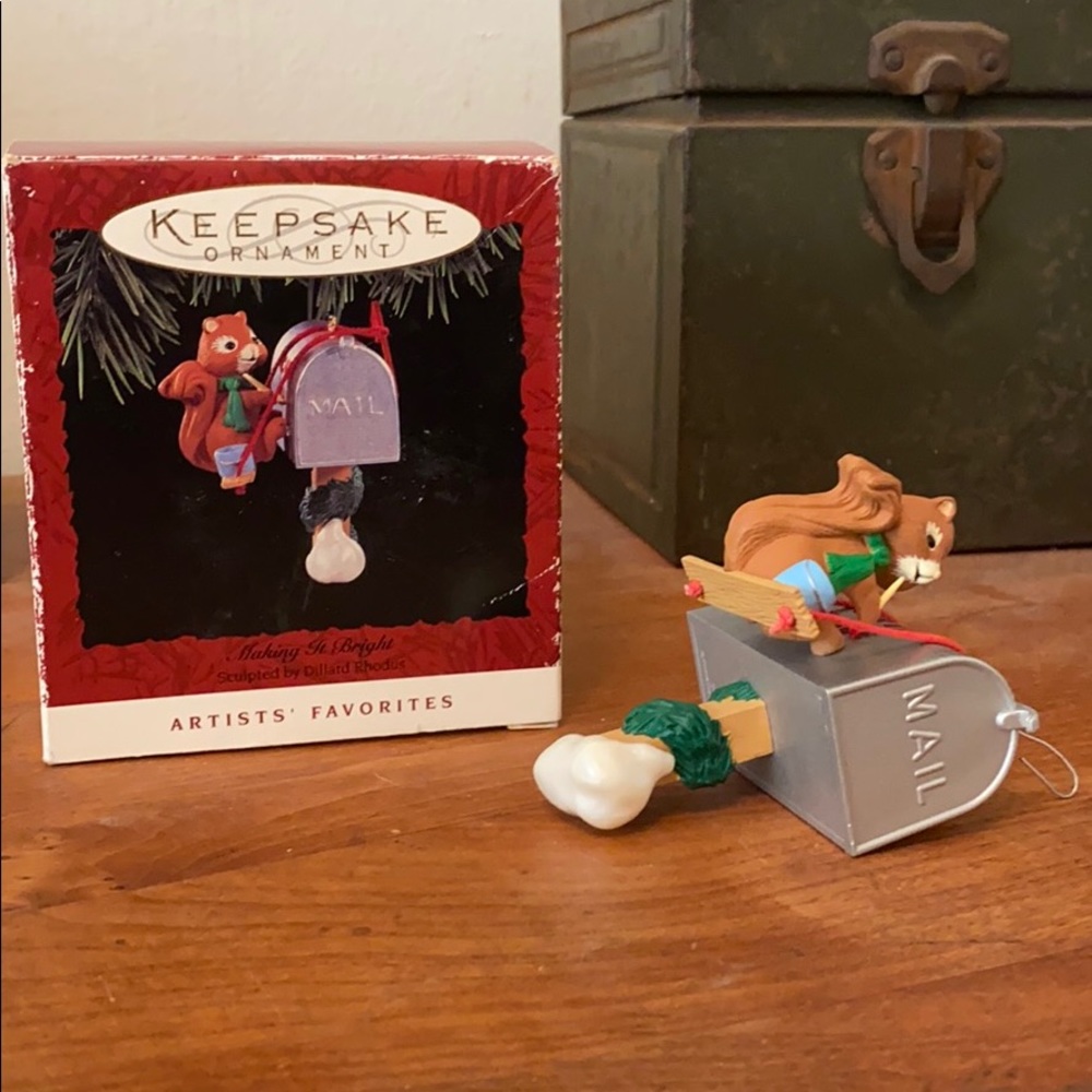 🐿 Hallmark Keepsake Ornament Artists Favorite
